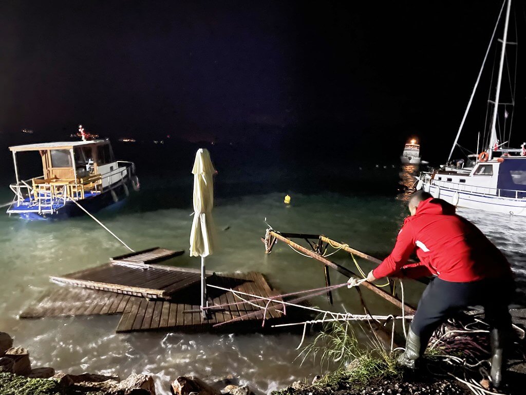 Muğla'da fırtına nedeniyle deniz taştı, tekne battı, iskeleler zarar gördü