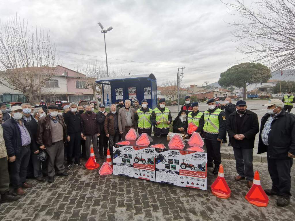 İzmir'de traktör kazalarının önlenmesi için 159 sürücüye reflektör dağıtıldı