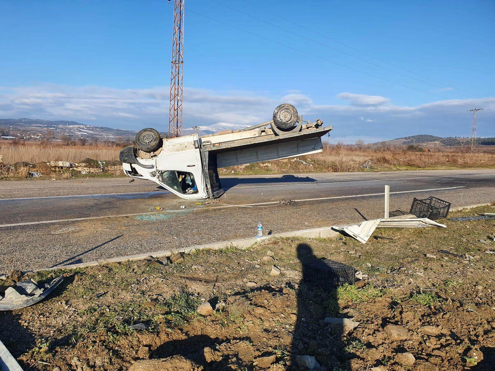 Sarıgöl'de devrilen pikaptaki iki kişi yaralandı